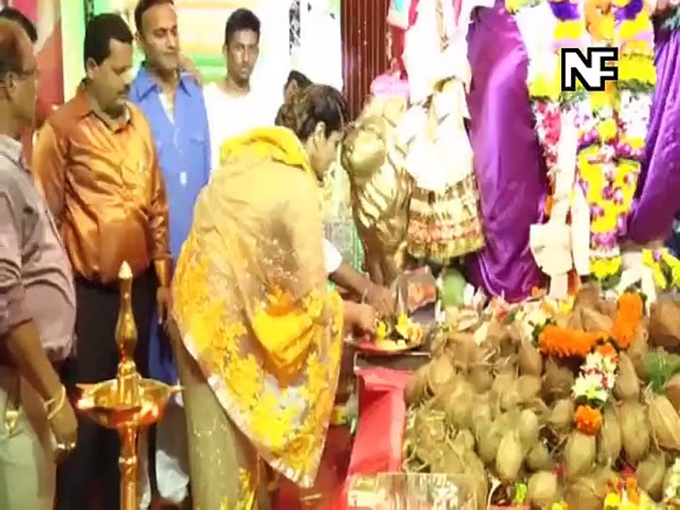 Raveena Tandon unveils Biggest Laddoo at Andheri Cha Raja