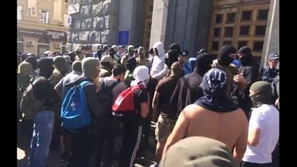 Around 200 masked men storm Kharkov city hall in Eastern Ukraine