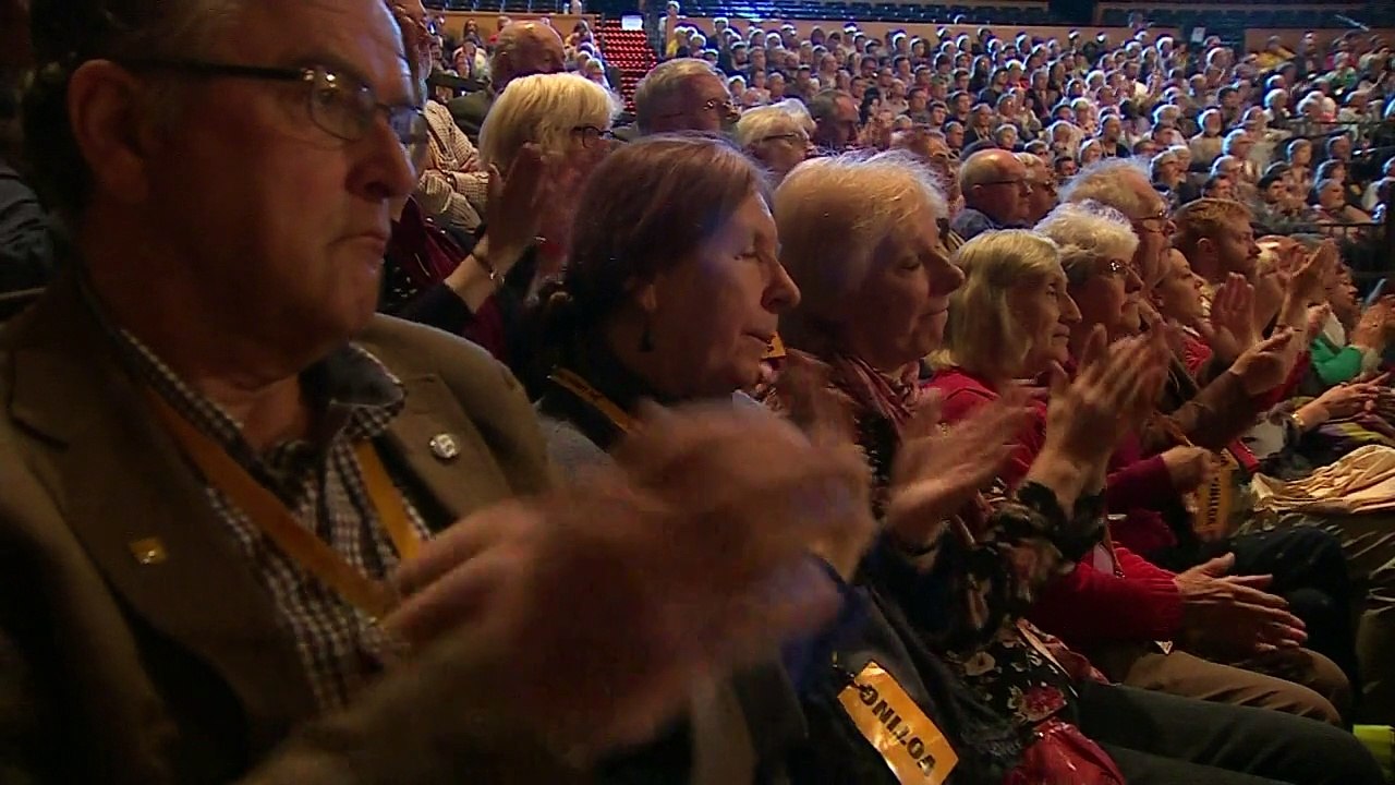 Farron attacks Cameron for 'managing' migrant story