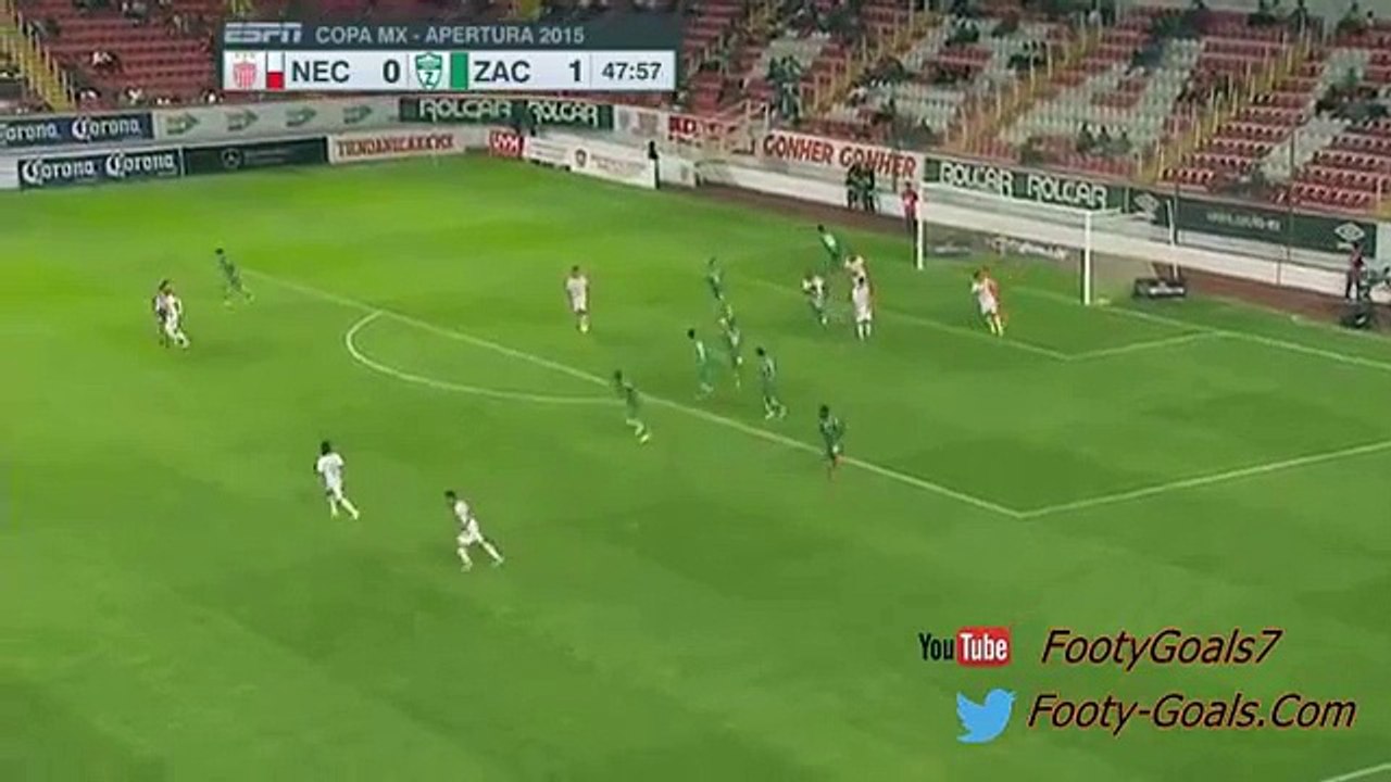 Un gardien mexicain dégage sur l'attaquant adverse... et prend un but