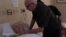 Mira cómo este tierno anciano le canta a su esposa antes de morir