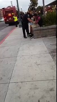 Un gars arrêté violemment pour avoir traversé au mauvais endroit