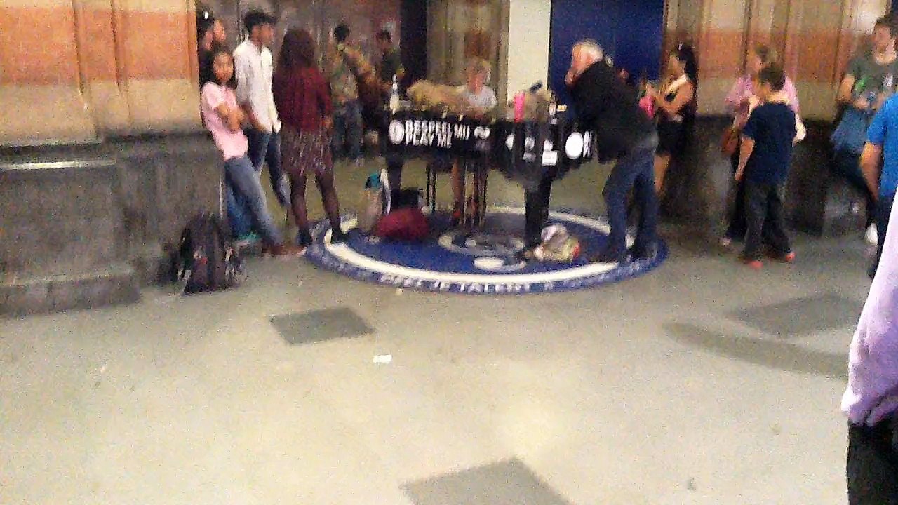 Clocks op openbare piano centraal station Amsterdam