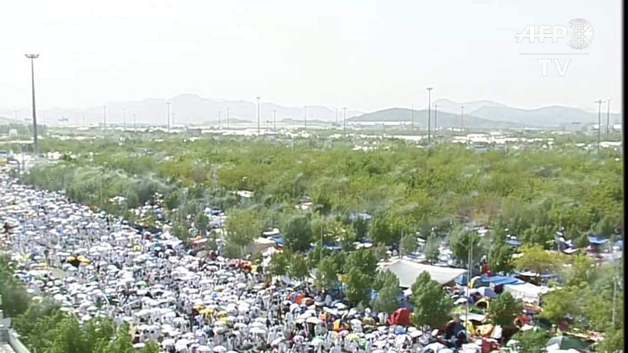 Au premier jour du hajj, les pèlerins escaladent le Mont Arafat