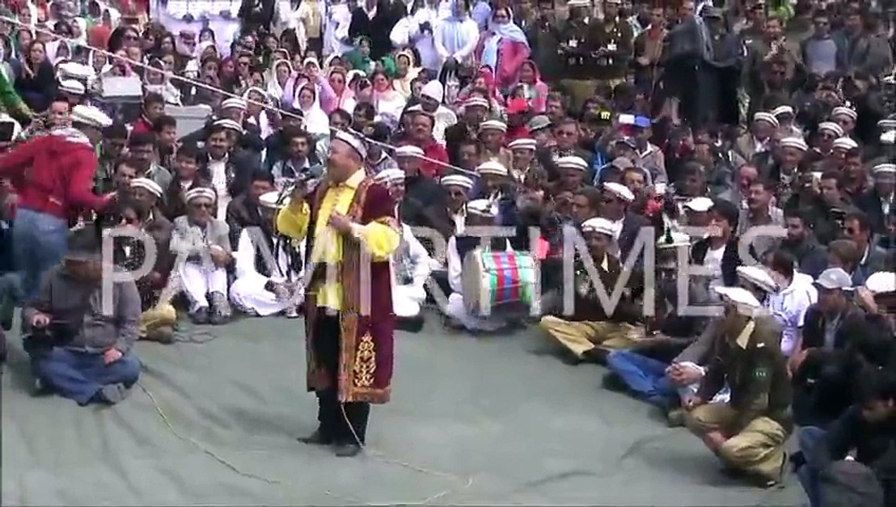 Dil Dil Pakistan sung by Chinese artist at Khunjerab Top