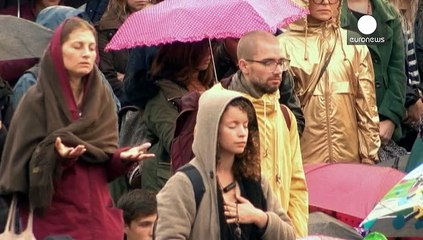 Download Video: Centenas meditam pela paz no centro de Londres