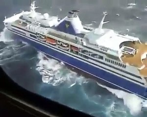Un bateau de croisière pris dans une tempête en mer