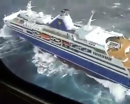Un bateau de croisière pris dans une tempête en mer