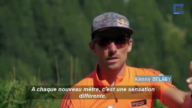 Il fait du vélo sur une slackline à 120 mètres de haut