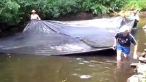 The best way to catch a lot of fishes... Insane technic!!!!