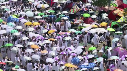 Peregrinos muçulmanos lotam Arafat para o hajj
