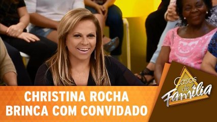 Christina Rocha brinca com convidado
