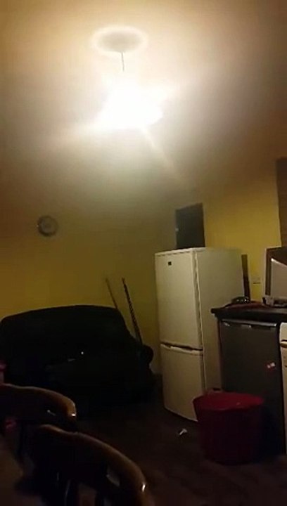 Il filme des phénomènes étranges dans sa maison hantée