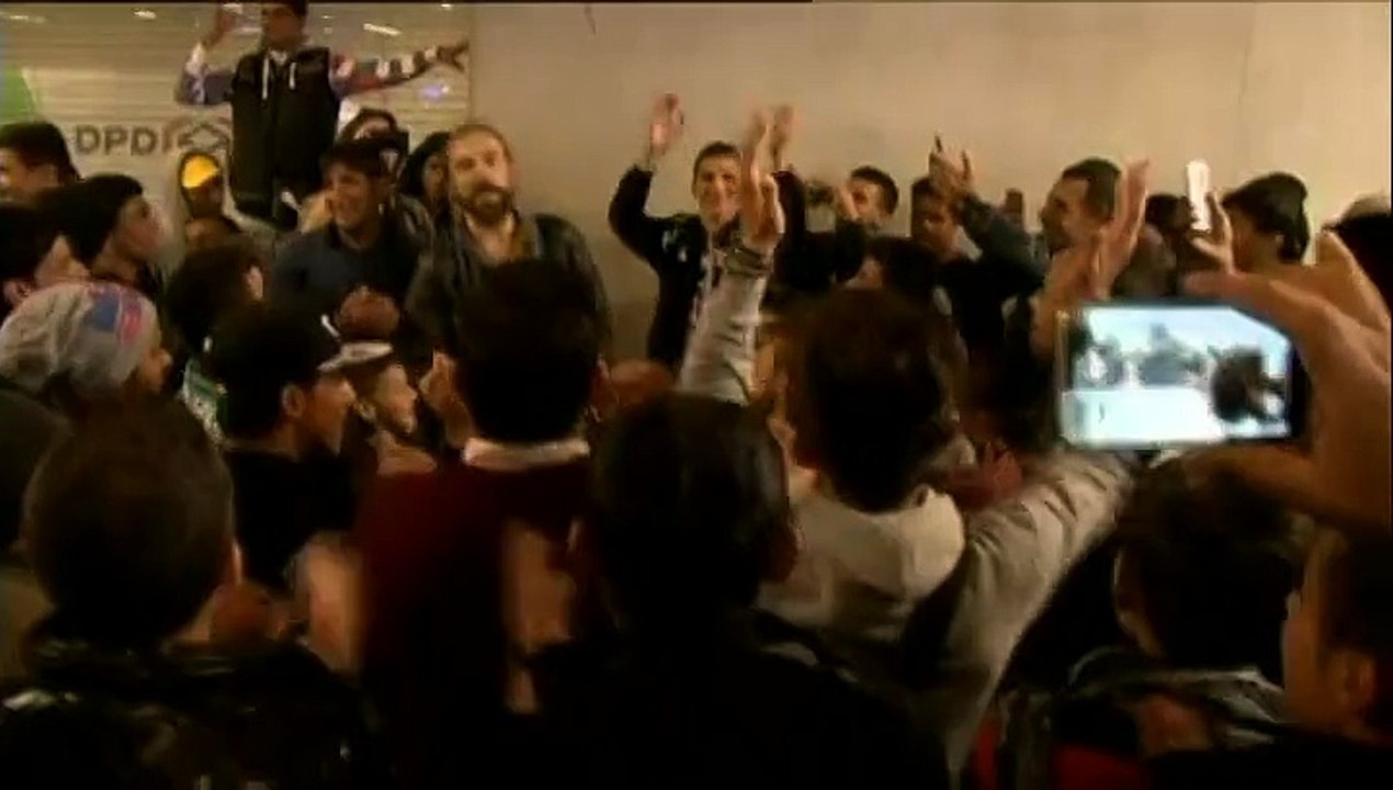 Migrants : un Autrichien fait danser des réfugiés à la gare de Vienne