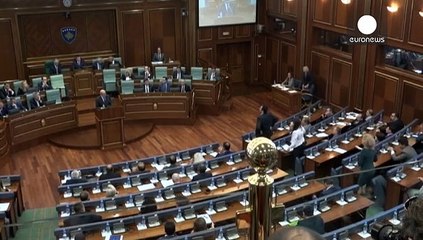 Regierungschef in Kosovos Parlament mit Eiern beworfen