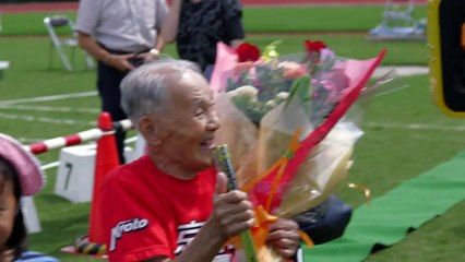 Tiene 105 años, batió un récord de 100 metros