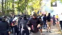 حمله مردان نقابدار به شهرداری خارکف در اوکراین