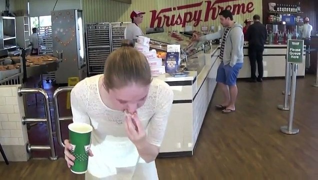Ce top model est complètement accro aux Donuts. Elle en mange 12 en 96 secondes ! WAOUW !