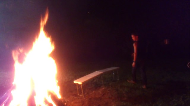 Tentative de saut au-dessus d'un feu