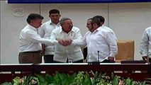 Histórico apretón de manos entre presidente Santos y Timochenko en La Habana