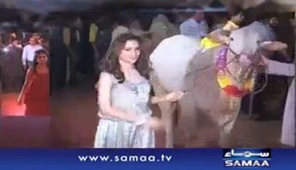 Lahore Main Qurbani Ke Janwar Ke Sath Models Ki Cat Walk