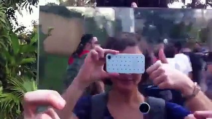 FUNNY VIDEO_How To Entertain Chimps At The Zoo - Video