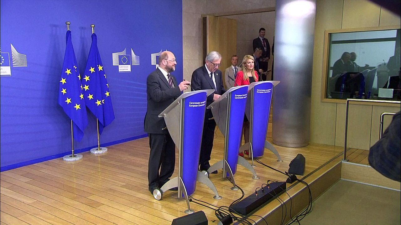 EU ministers tackle migrant crisis at emergency summit
