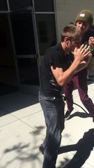 Un ado qui frappe un jeune aveugle va se faire défoncer par un autre... KO!