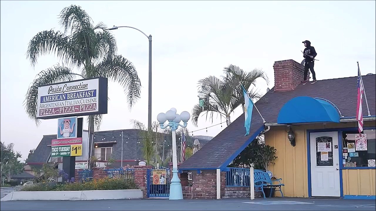 Gros fail en Skateboard - Le rider tente une figure sur un toit et manque de se tuer