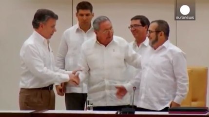 Poignée de main historique entre le président colombien et les Farc