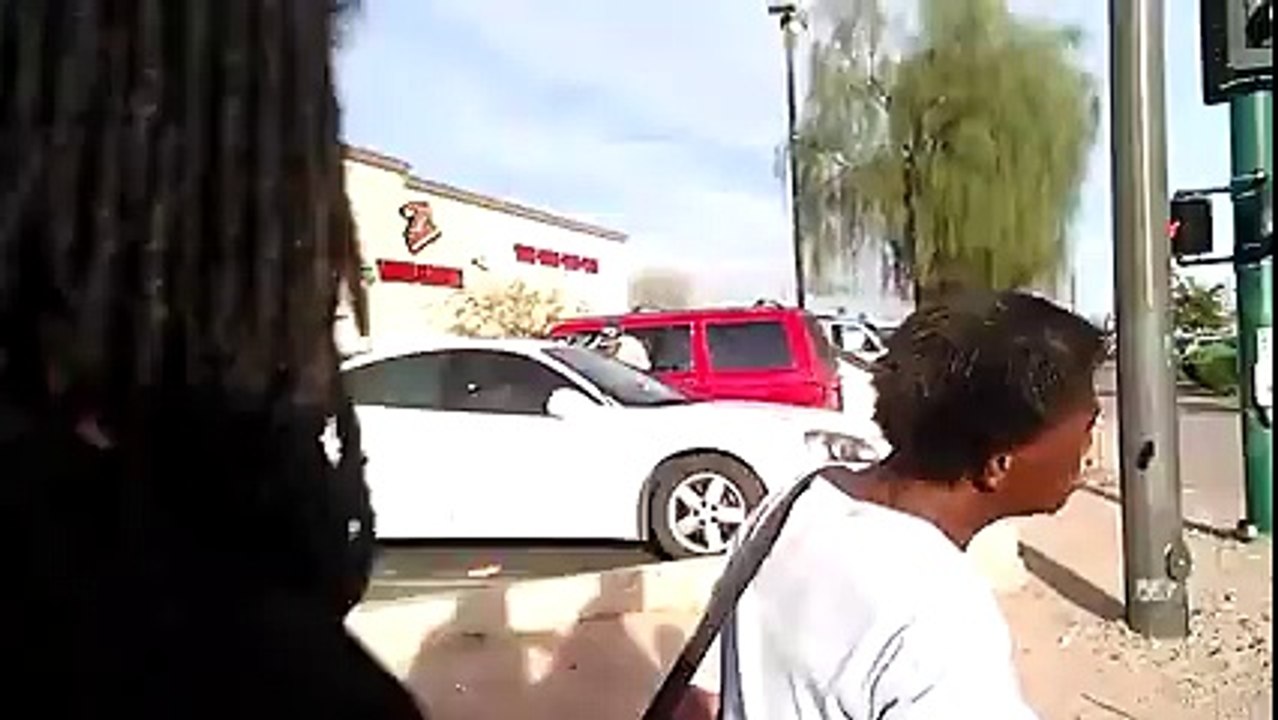 No quiere pelea, por eso LO ATROPELLA!!