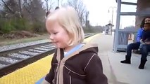 Hayatında İlk Kez Tren Gören Küçük Kız :)