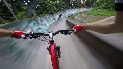 Bike's descent of a former bobsleigh track