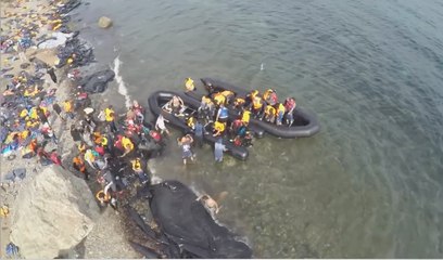 Un drone filme l'arrivée de réfugiés sur les côtes grecques