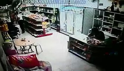 Son fils menace de se suicider, il lui donne son arme et dit : « Vas-y si tu en as le courage »