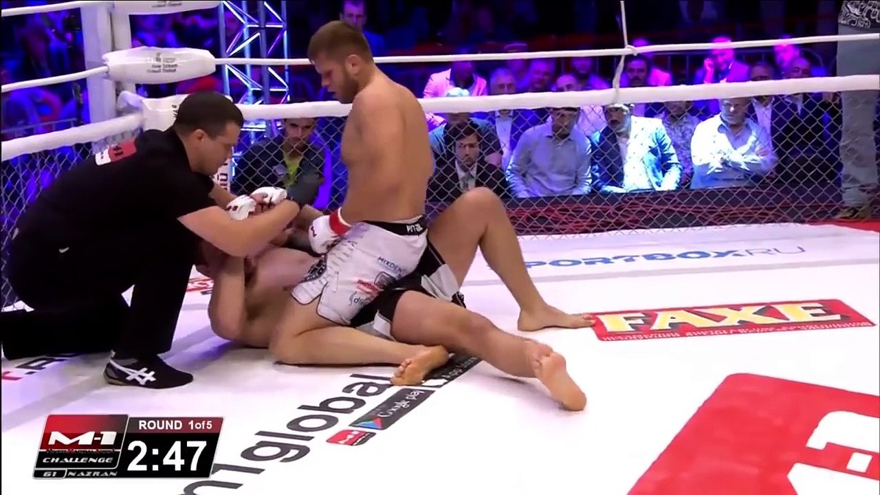 MMA : Il se casse le tibia, son adversaire continu de le frapper !