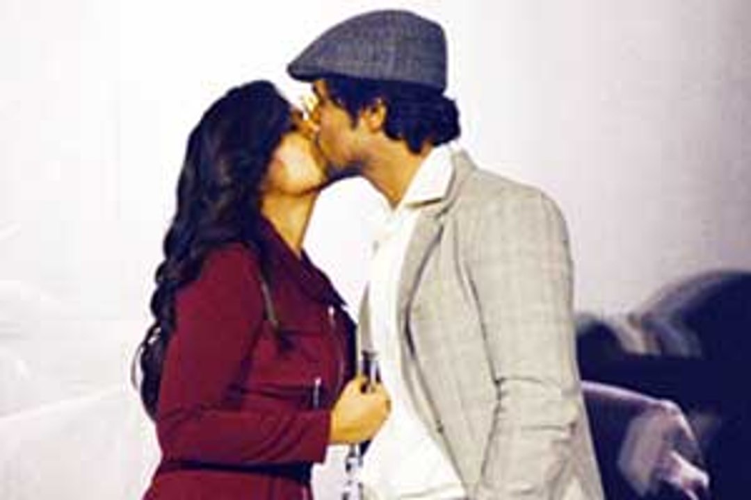 Randeep & Richa's steamy on-stage kiss!