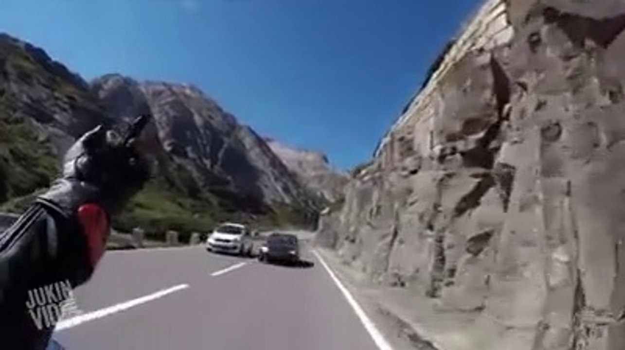 Dépassement dangereux d'une voiture face à une moto