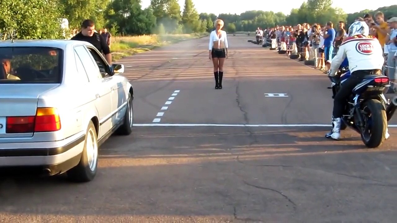 Départ arrêté : Voiture vs Moto