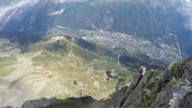 Descente de la vallée de Chamonix en wingsuit par Graham Dickinson