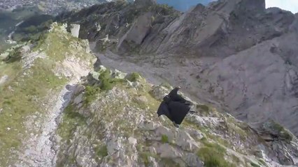 Vol impressionnant en wingsuit à Chamonix