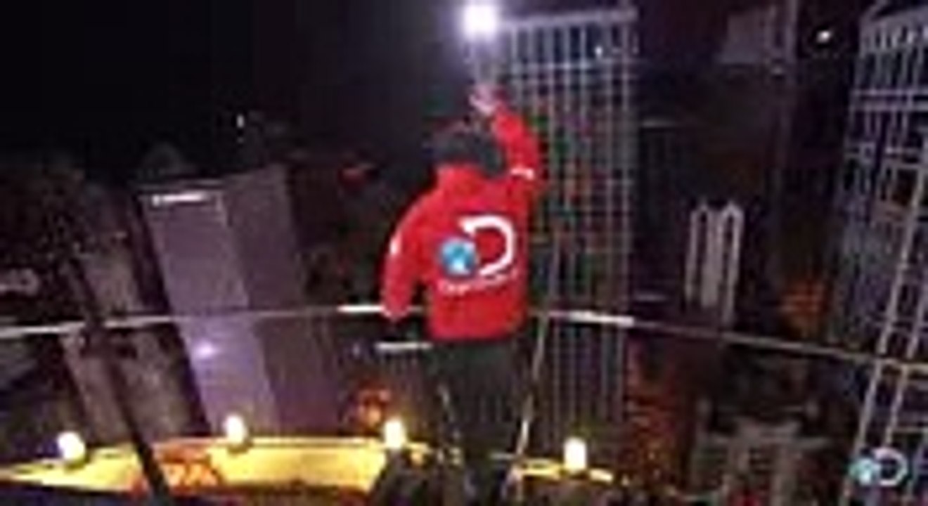 Nik Wallenda Conquers Chicago Skyline -