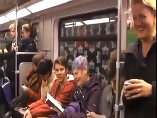 Un rire très contagieux dans le métro