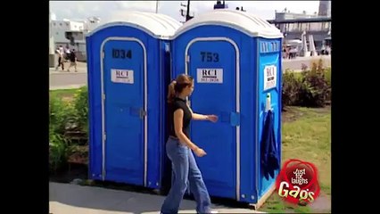 Elle se douche en plein milieu de la rue !