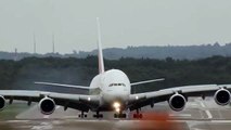 Mira el peligroso aterrizaje del avión comercial más grande del mundo