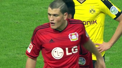 Brasileiro Wendell ganha 'beijo de consolo' de companheiro após cometer pênalti