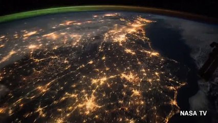 Une aurore boréale touche l'aube, un spectacle magique!