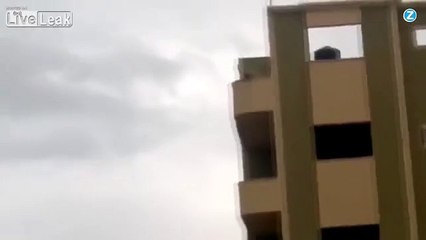 Il chute de trois étages et retombe sur ses pattes...