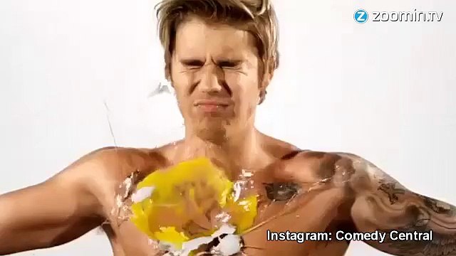 Justin Bieber: torse nu et victime d'un jet d'oeufs