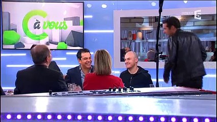 Nicolas Bedos fait du bouche-à-bouche à Patrick Cohen en direct dans C à vous